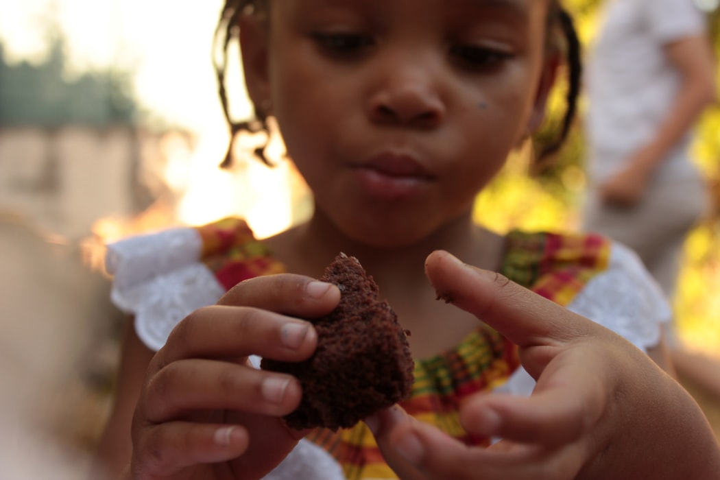 goûter d'une enfant