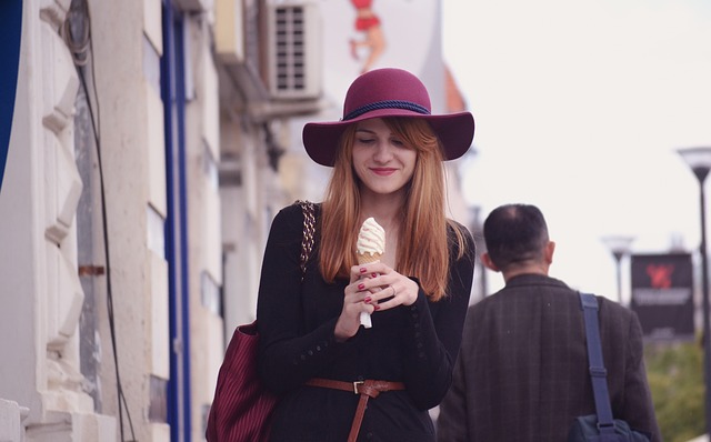 Étude pour les femmes mangeant des glaces